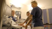 Doc Caro (r.), Larissa und Herr Goliq bei Untersuchung.