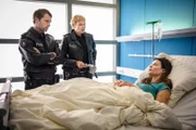 Melanie (Sanna Englund, M.) und Mattes (Matthias Schloo, l.) befragen Sofie (Anna Lena Class, r.). Trotz eindeutiger Verletzungen behauptet sie, nicht vergewaltigt worden zu sein.
