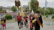 Im Bild: Daniel Reitz und Pater Maximilian Wagner führen ein Gruppe von Pilgern in die Basilika von Vierzehnheiligen.