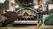 Florian stellt Humusdünger aus menschlichen Fäkalien her. Der ist kontrolliert kompostiert und hygienisch unbedenklich.