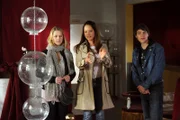 Yvonne (Alexa Eilers) und Trixi Preissinger (Doreen Dietel) und Korbinian Vogl (Marco Bretscher-Coschignano).