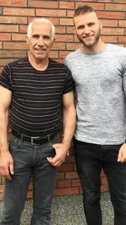 Sami (l.) und sein Sohn Mudi suchen die Tochter bzw. Halbschwester Nadine.