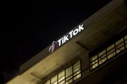 Der erste Teil der Dokumentation widmet sich der politischen Bedeutung von ByteDance, Firma des TikTok-Gründers Zhang Yiming, und untersucht die Rolle dieses Mediums in der chinesischen Expansionspolitik.