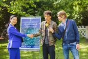 Mathegenie Josh (Yalany Marschner, M.) fühlt sich nicht nur durch die Nachtigall gestört. Auch der Presserummel wegen der Mathematik-Olympiade ist nichts für ihn. Eventmanagerin (Yvonne Yung Hee Bormann, l.) und Reporter (Tobias Schenke, r.) rutschen ihm ganz schön auf die Pelle.
