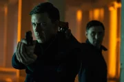 Ian Rider (Andrew Buchan, l.) befindet sich in einer ausweglosen Situation. Er wurde von seinem Kollegen Martin Wilby (Liam Garrigan, r.) verraten.
