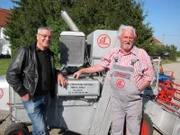 Heinz Edler (rechts) aus Karlshuld baut landwirtschaftliche Geräte im Kleinformat.