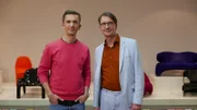 Farbexperte Prof. Dr. Axel Buether (r.) begleitet die Experimente zur Wirkung von Farben.