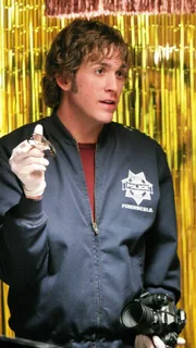 Eine Hellseherin wird ermordet in ihrem Geschäft gefunden. CSI-Mitarbeiter Greg Sanders (Eric Szmanda) sucht am Tatort nach Spuren und wird fündig.