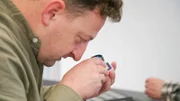 Ein Mitarbeiter des Pfandleihhauses prüft die Echtheit.