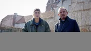 Die Kommissare Karl Hidde (Alexander Held) und Jule Zabek (Sophie Pfennigstorf) haben die Unterkunft des Mordopfers ermitteln können.