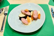 Die Küchenschlacht Gebratene Entenbrust mit Balsamico-Reduktion, Pastinakenpüree und Ofen- Karotten Leibgericht von Chau Duc Doan