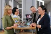 Nachdem Marianne Grasegger (Ursula Maria Burkhart, r.) bei einem Preisausschreiben ein Treffen mit einem bayrischen Schlagerstar gewonnen hat, ermitteln Danner (Katharina Abt, l.) und Stadler (Dieter Fischer, 2.v.r.) in dessen Mordfall. (Hier mit Miriam Stockl (Marisa Burger, 2.v.l.)).