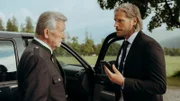 Markus (Sebastian Stöbel, r.) und Franz (Heinz Marecek, l.) sind auf dem Weg zu Peter Herbrechters Beisetzung, als ein Notruf eingeht.