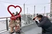 Mike Lagrisola (re.) besucht mit seiner Familie die Drehorte der Netflix-Serie „Crash Landing On You“ in den Schweizer Alpen: Mit dem Trip in die Schweiz erfüllt sich der US-Amerikaner einen Traum.