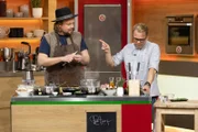 "Die Küchenschlacht"-Kandidat Peter Hoebertz und Moderator Mario Kotaska
