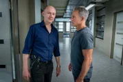 Zu Jans (Marco Girnth, r.) Unglück übernimmt der verhasste Kollege Alexander Bruckmann (Markus Lerch, l.) Inas Vertretung.