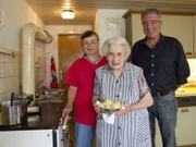 Rosa und Rosemarie Stockinger kochen für Franz Gernstl original niederbayerische "Reiberknon".