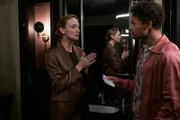 Der Violoncellist Carsten Gümbel (Steven Sowah, r.) hat das Flugticket seiner Geliebten, der zweiten Geige Simone Relinger (Lara Marian, l.), gefunden und verlangt eine Erklärung.
