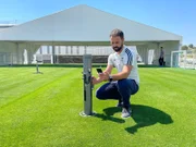 José María Fernandez, Leiter der Grünanlagen des Santiago-Bernabéu-Stadions, prüft im agronomischen Labor von Valdebeas in Madrid, Spanien, die Haltbarkeit und den Verschleiß des Rasens, der im Santiago-Bernabéu-Stadion verlegt werden soll.