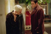 Über eine Überwachungkamera konnte Xander (Nicholas Brendon, r.) verfolgen, dass Anya und Spike (James Masters, l.) Sex miteinander haben. Erbost stellt Xander Spike zur Rede.