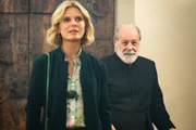 Sylvia (Emilia Fox) besucht Padre Giuliano (Mauro Marino) in der Kirche San Sebastiano.