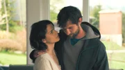 Antonia Neulinger (Maxine Kazis) steht ihrem Mann Max Horvath (Yasmani Stambader) bei.