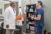 (l-r) David Alan Grier als Dr Ron, Josh Lawson als Dr Bruce