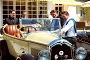 Mike freut sich, dass der Rolls-Royce den Männern gefällt. Von links: Mike Preissinger (Harry Blank), Norbert Ammer (Timothy Peach) und Frank Brettschneider (Fritz Scheuermann).