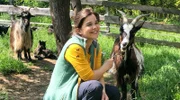 Anna kümmert sich als Hirtin über den Sommer um Ziegen. Weiteres Bildmaterial finden Sie unter www.br-foto.de.