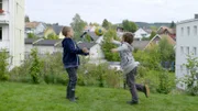 Marlon zeigt Hugo ein paar Fußballtricks (von li nach re: Martin Evensen, Petter Mortensen).