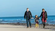 Sein Leben wird sich ändern: Wallander (Kenneth Branagh) mit seiner Tochter Linda (Jeany Spark) und Enkelin Klara (Kitty Peterkin).