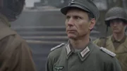 Major Josef Gangl überbringt eine Botschaft an Lee.