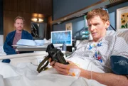 Tobias Dorn (Cedric Sprick, re.) kämpft schon sein Leben lang um die Anerkennung seines Vaters, der Ornithologe ist. Nun hat Tobias endlich den Beweis dafür, dass er den seltenen Rotkopfwürger wirklich gesehen hat. Doch als er seinem Vater die Kameraaufnahmen zeigen will, wird klar, dass auch die Kamera den schweren Sturz nicht überlebt hat.