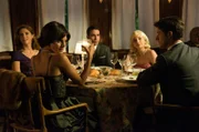 Cristina, Barbara, Alberto, Patricia und Enrique speisen im gleiche Restaurant wie Ana und ihr neuer Freund Carlos. (v.l.n.r: Manuela Velasco, Amaia Salamanca, Miguel Ángel Silvestre, Miriam Giovanelli, Diego Martín).