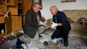 Hansen Hansen (Thomas Neumann, r.), ein alter Bekannter der Ermittler, sieht sich Heisenbergs Puppensammlung an. Die Einbrecher haben eine wertvolle Rarität einfach zerstört - auf Geld waren sie also wahrscheinlich nicht aus. Doch worum ging es dann? Das fragt sich auch Jan Reuter (Udo Kroschwald, l.).