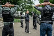 Mörder und Bandenchef Sendko (Peter Miklusz, M.) bricht aus dem Gefängnis aus. Er will Rache nehmen und macht sich auf den Weg ins Leipziger Umland. (Komparsen im Bild)