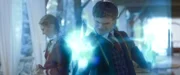 Maya (Julie Lamberton) und Henry (Frankie Minchella) versuchen sich aus dem Käfig der Schwesternschaft zu befreien.