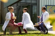 In ihrer Mittagspause versucht Julia Theresa wegen der Affäre mit Klinikchef Wolfgang Berger auf den Zahn zu fühlen. Theresa findet andere Gründe warum sie nicht gefeuert wurde. Julia ist stinksauer. V.l.n.r. Julia Berger (Mirka Pigulla), Dr. Theresa Koshka (Katharina Nesytowa), Elias Baehr (Stefan Ruppe).