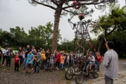 Beim großen Fest in Giovannas Tagesstätte präsentieren die Kinder stolz "Mr. Jones", den sie zusammen mit den Betreuern gebaut haben.