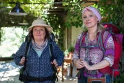 Helga (Dagmar Sachse, l.) und Marion (Katharina Zapatka, r.) sind zwei weitere freiwillige Mitarbeiter, die sich an dem Voluntourismus-Projekt von Filipe beteiligen werden.