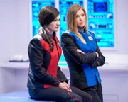 Talla (Jessica Szohr, l.); Kelly (Adrianne Palicki, r.)