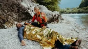 Katharina (Luise Bähr) und ihr Team haben den schwerverletzten und erschöpften Robert Eichner (Simon Böer) gefunden. Jetzt zählt jede Minute.