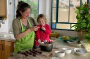 Hagits kleine Tochter probiert die neue vegane Dattelkreation ihrer Mutter.