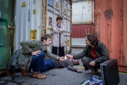 Yegor Bondar (Komparse, M.) wurde tot im Linzer Hafen aufgefunden. Wahrscheinlich ein fehlgeschlagener Drogendeal. Ben Halberg (Daniel Gawlowski, l.), Dr. Richard "Richie" Vitek (Alexander Pschill, r.) und Johanna "Joe" Haizinger (Katharina Stemberger, 2.v.l.) glauben, dass eine andere Geschichte dahinter steckt.
