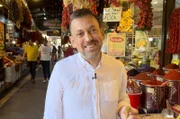 Küchenchef Doga Çitçi bereitet des Sultans liebstes Essen zu: Hünkar Begendi.