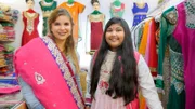 Die Farbe ist gut! Anna (Annika Preil) mit Mahima in einem Sarigeschäft.