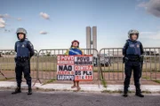 Die Polizeipräsenz in der Hauptstadt ist während der Demonstration der Indigenen gewaltig. Im Regenwald jedoch wird kaum ermittelt. Alessandra Korap hat schon zahlreiche Morddrohungen erhalten.