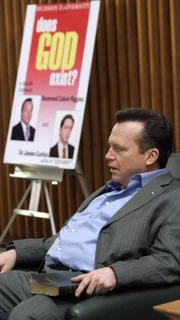 Der erzkonservative Reverend Calvin Riggins (Tom Arnold) befindet sich mit einem Atheisten und Kirchenkritiker auf einer Vortragsreihe. Eines Abends eskaliert die Diskussion, und es kommt zu einem tumultartigen Kampf zwischen den beiden.
