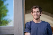 Stefan (Stefan Murr) hat gerade mit Marie telefoniert und schaut zu Rita und seinem Sohn Tobias hinüber, zu denen er nun geht.