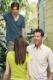 Susan bittet Mike (James Denton, r.), M.J. beizubringen, wie er sich wehren kann. Doch der will seinem Sohn nicht beibringen, ein Mädchen zu schlagen. Jackson (Gale Harold, l.) teilt seine Meinung. Daraufhin will Susan (Teri Hatcher, M.) die Angelegenheit selbst in die Hand nehmen ...